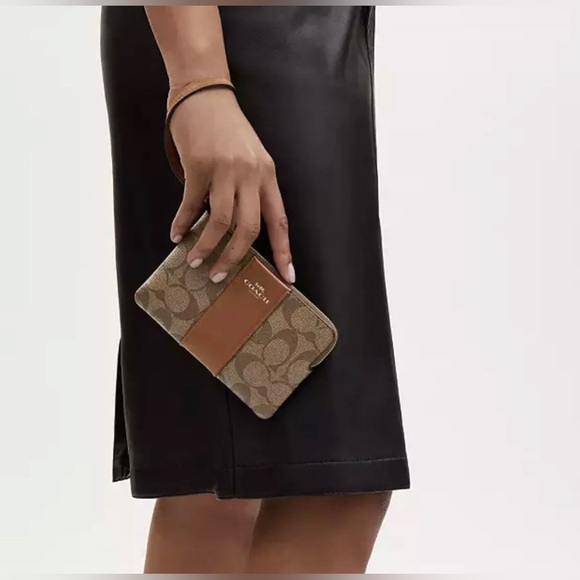 COACH Corner Zip Wristlet Signature Canvas W/ Brown Stripe - NEW W TAGS MSRP $88 - Picture 3 of 5